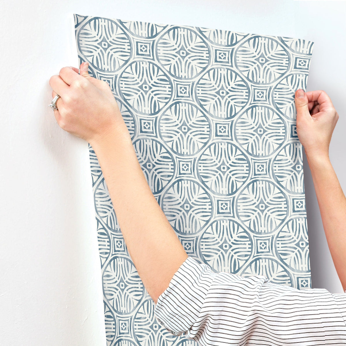 3125-72310-peel-and-stick-wallpaper-stick-application-step