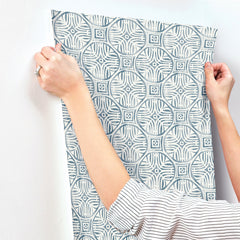 3125-72310-peel-and-stick-wallpaper-stick-application-step