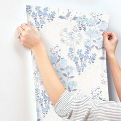 4122-27017-peel-and-stick-wallpaper-stick-application-step