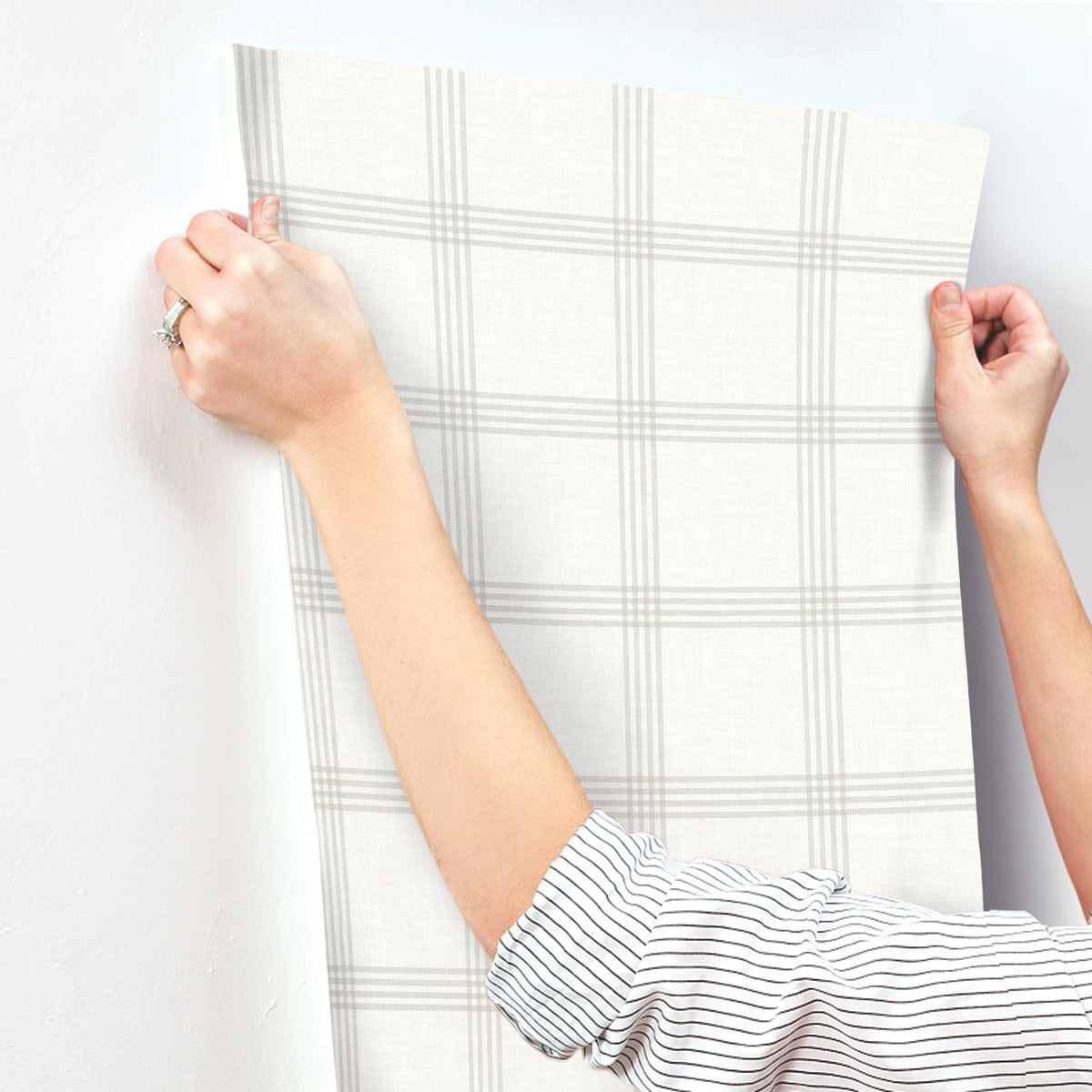 4134-26994-peel-and-stick-wallpaper-stick-application-step