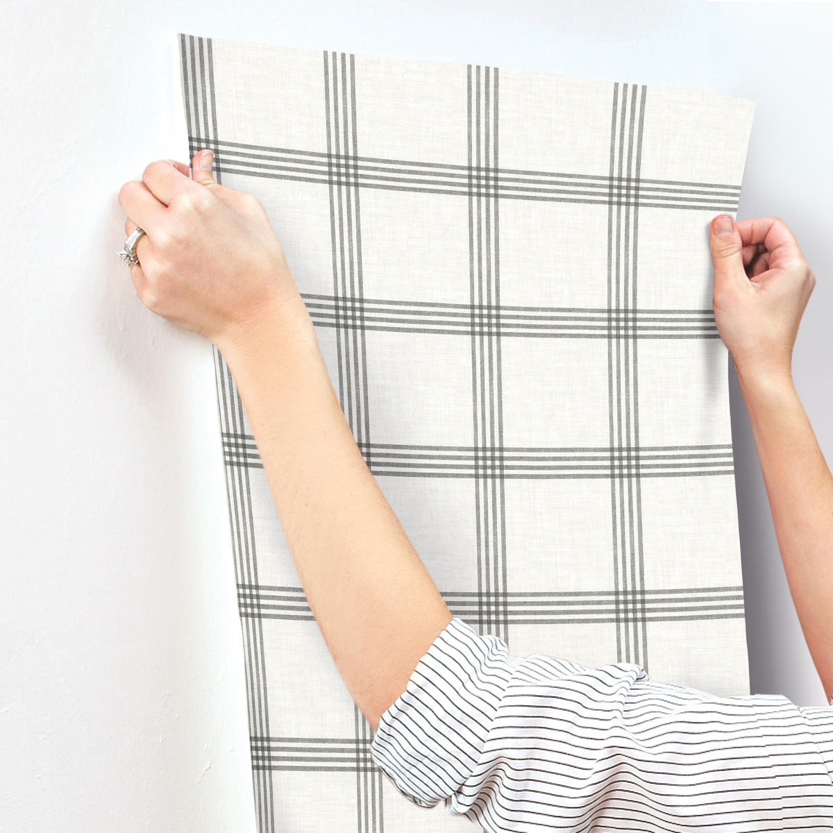 4134-26997-peel-and-stick-wallpaper-stick-application-step