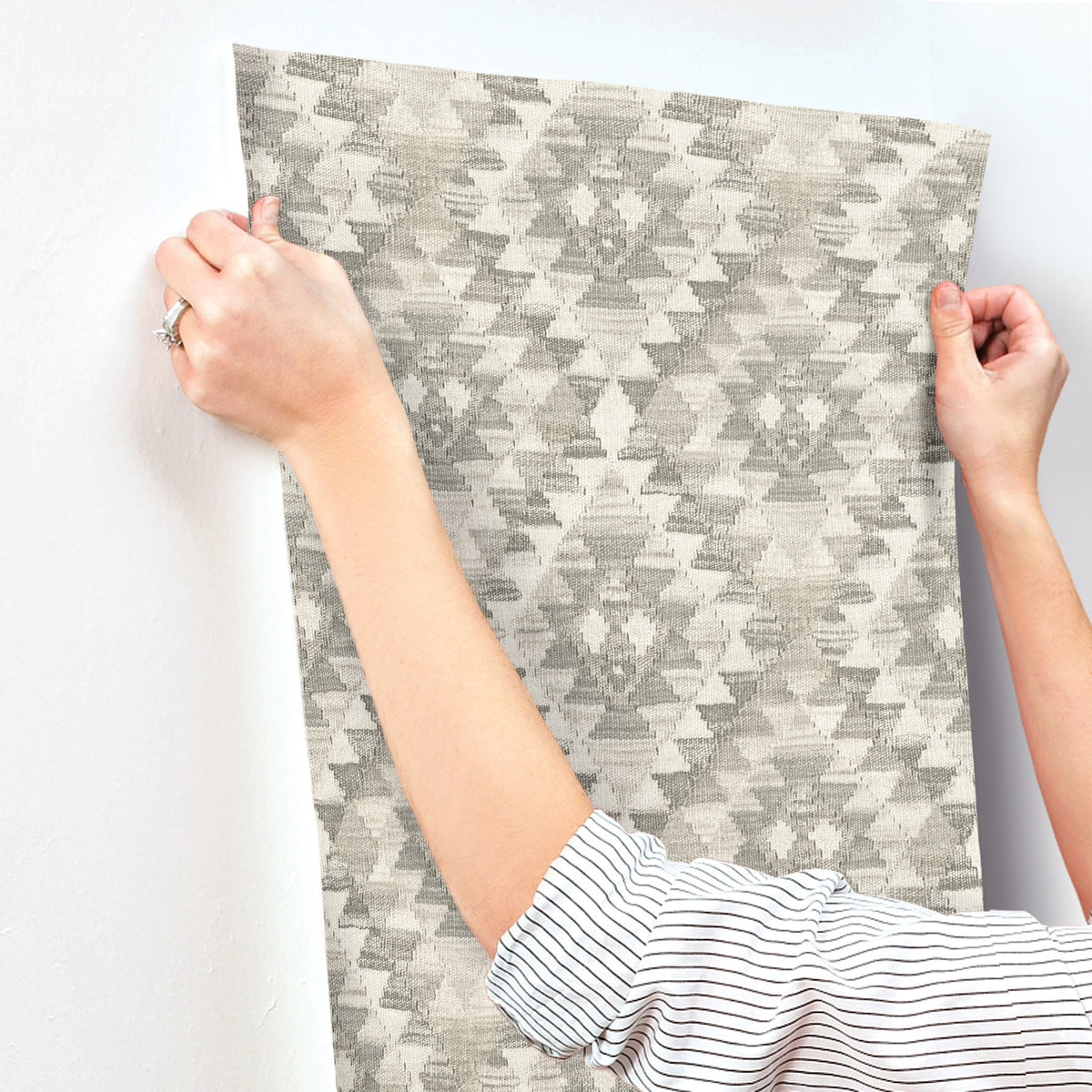 4142-72604-peel-and-stick-wallpaper-stick-application-step