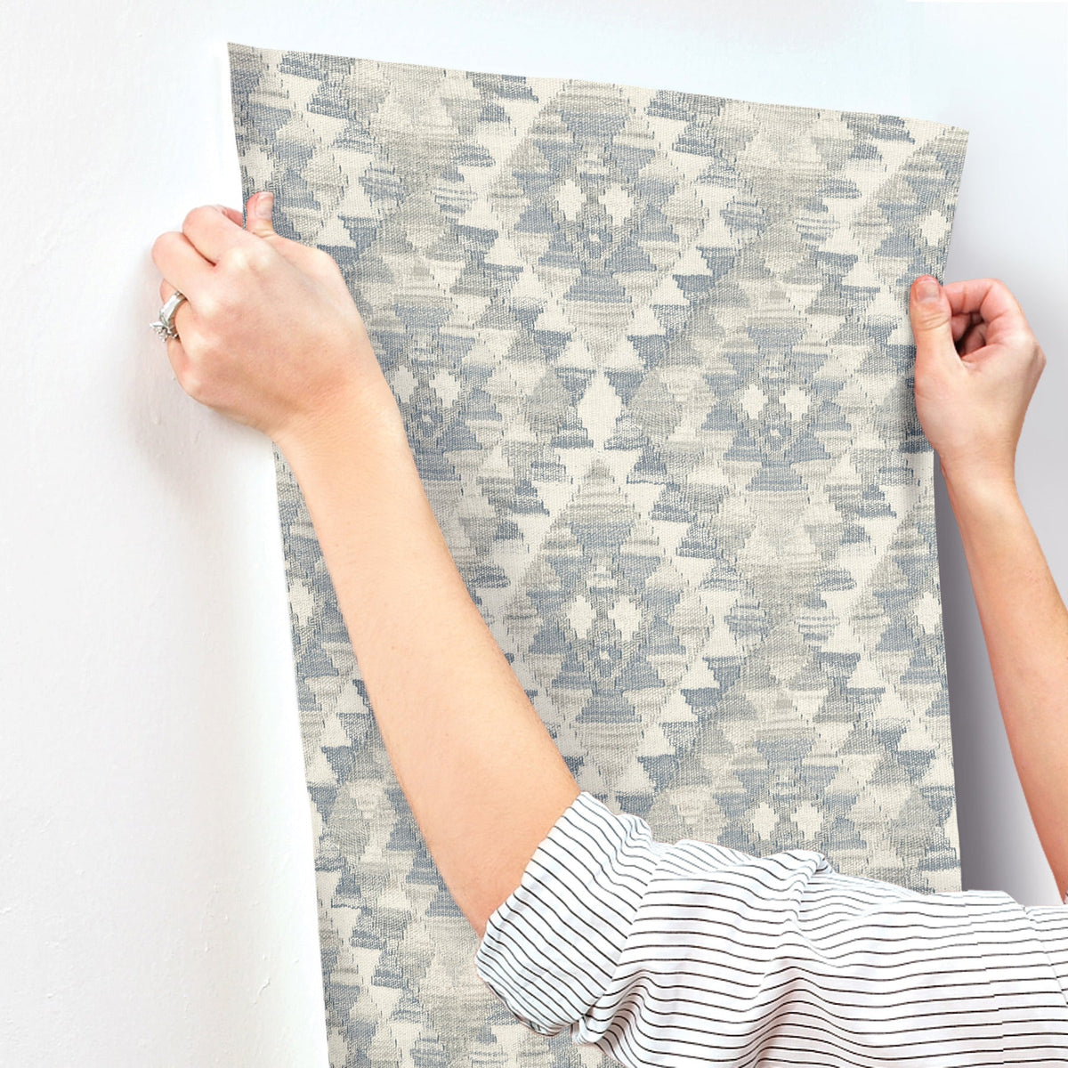 4142-72608-peel-and-stick-wallpaper-stick-application-step