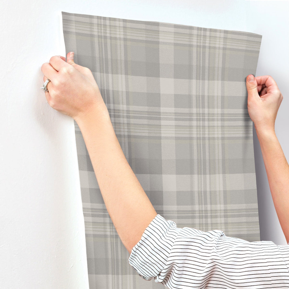 4142-72634-peel-and-stick-wallpaper-stick-application-step