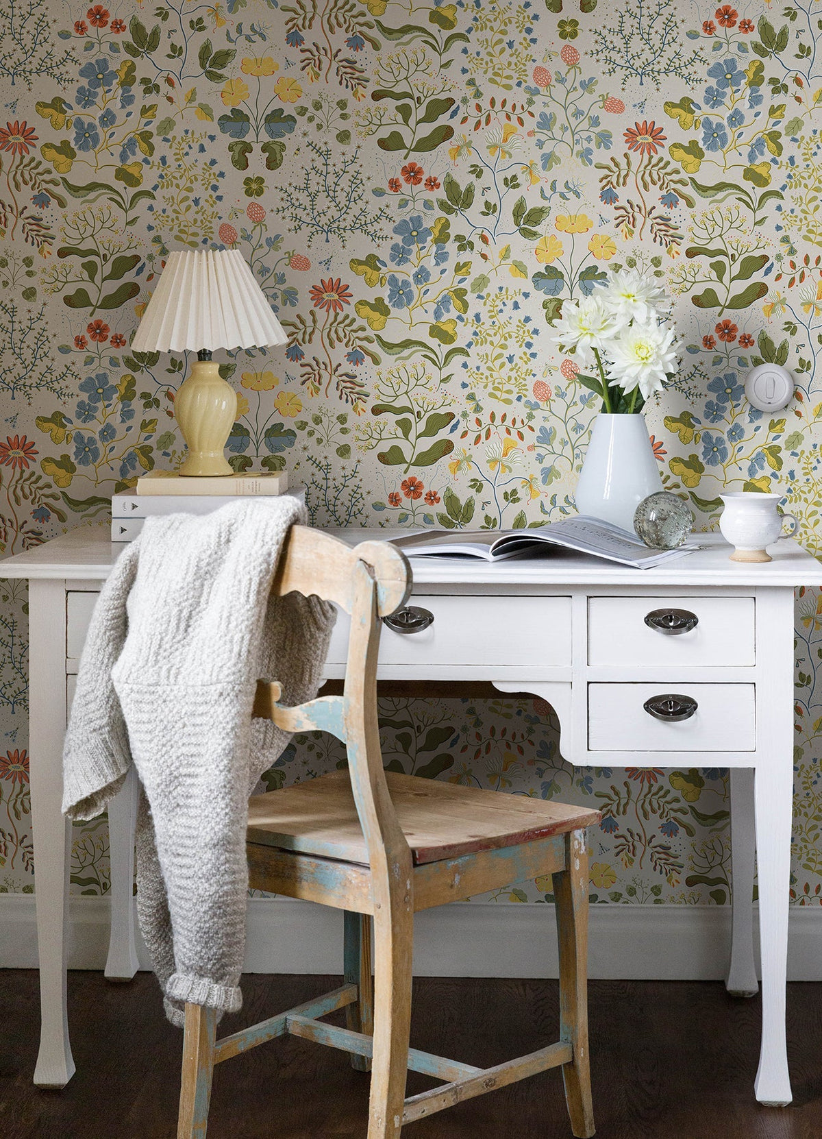 4143-22001-peel-and-stick-wallpaper-room-scene