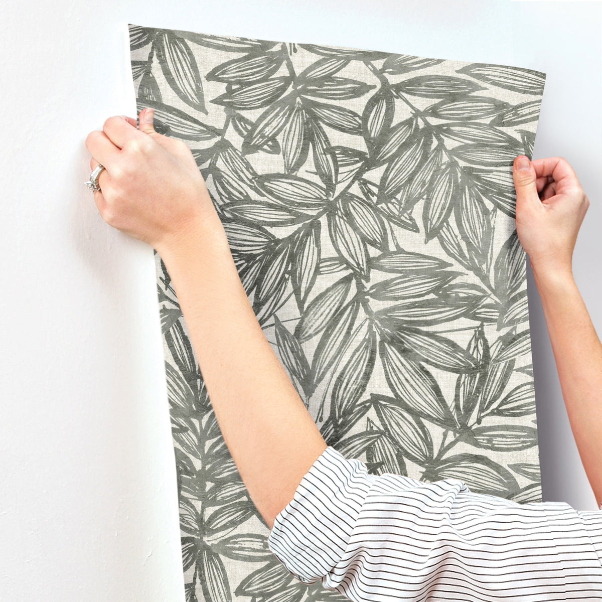4146-27229-peel-and-stick-wallpaper-stick-application-step