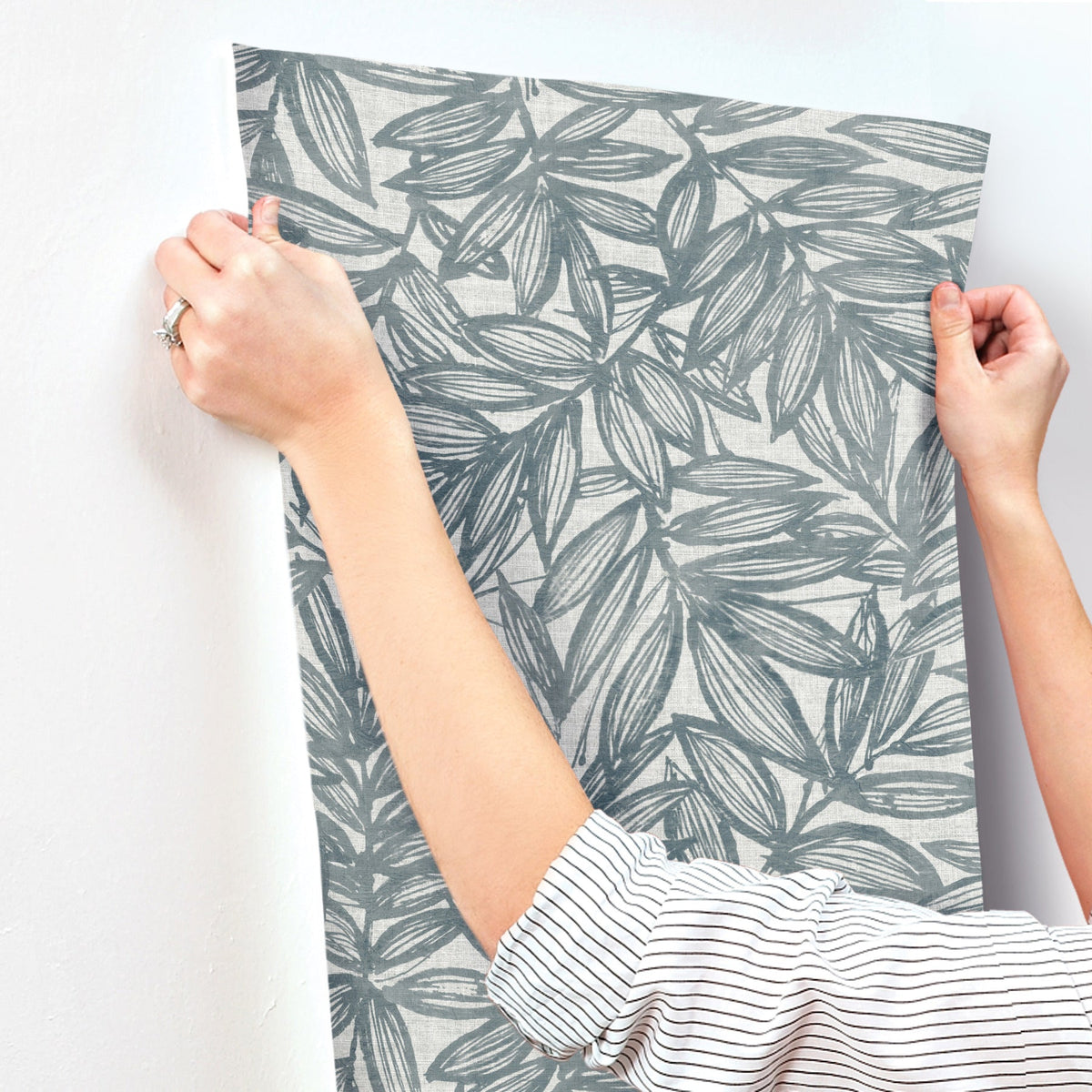 4146-27230-peel-and-stick-wallpaper-stick-application-step