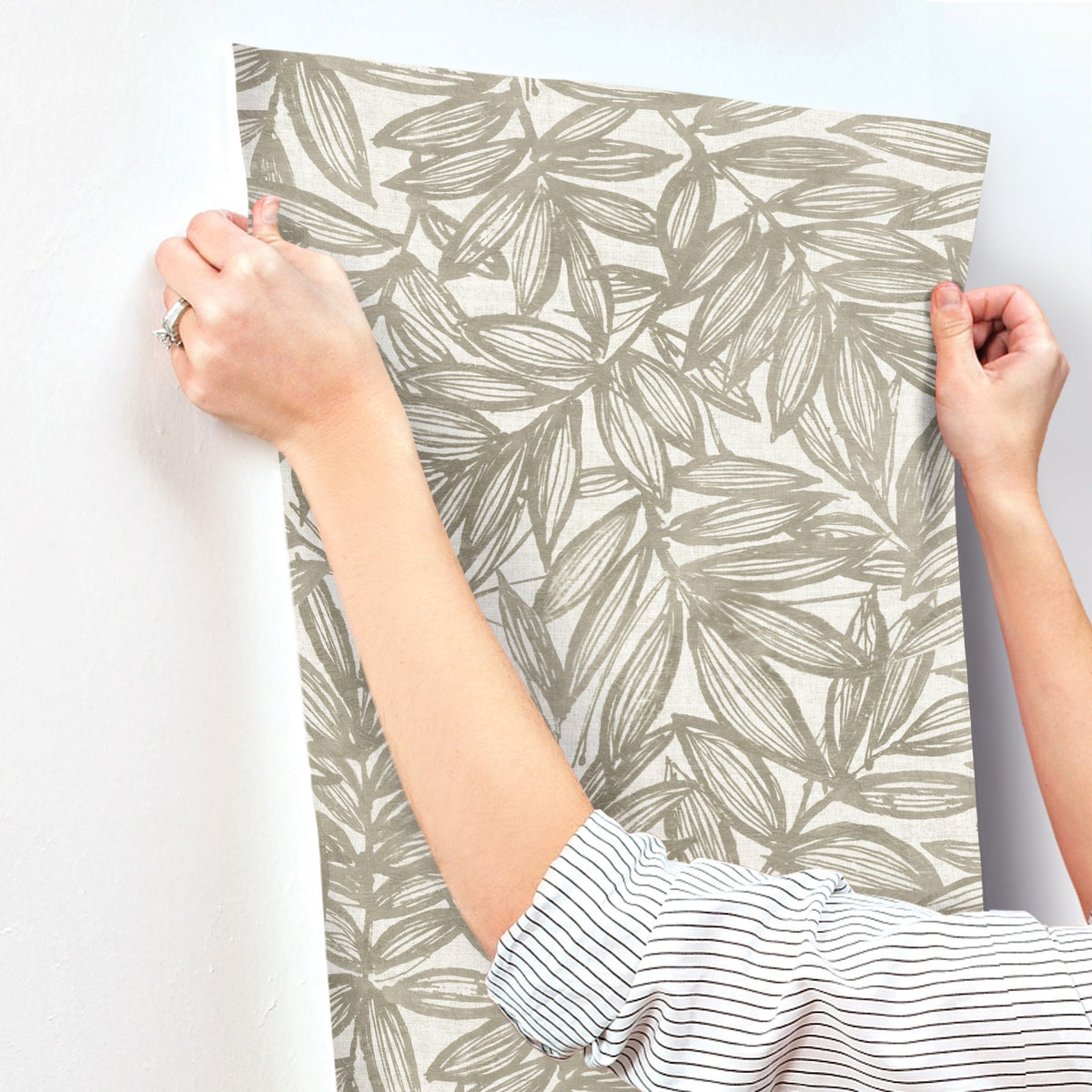 4146-27233-peel-and-stick-wallpaper-stick-application-step