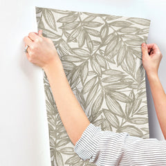 4146-27233-peel-and-stick-wallpaper-stick-application-step