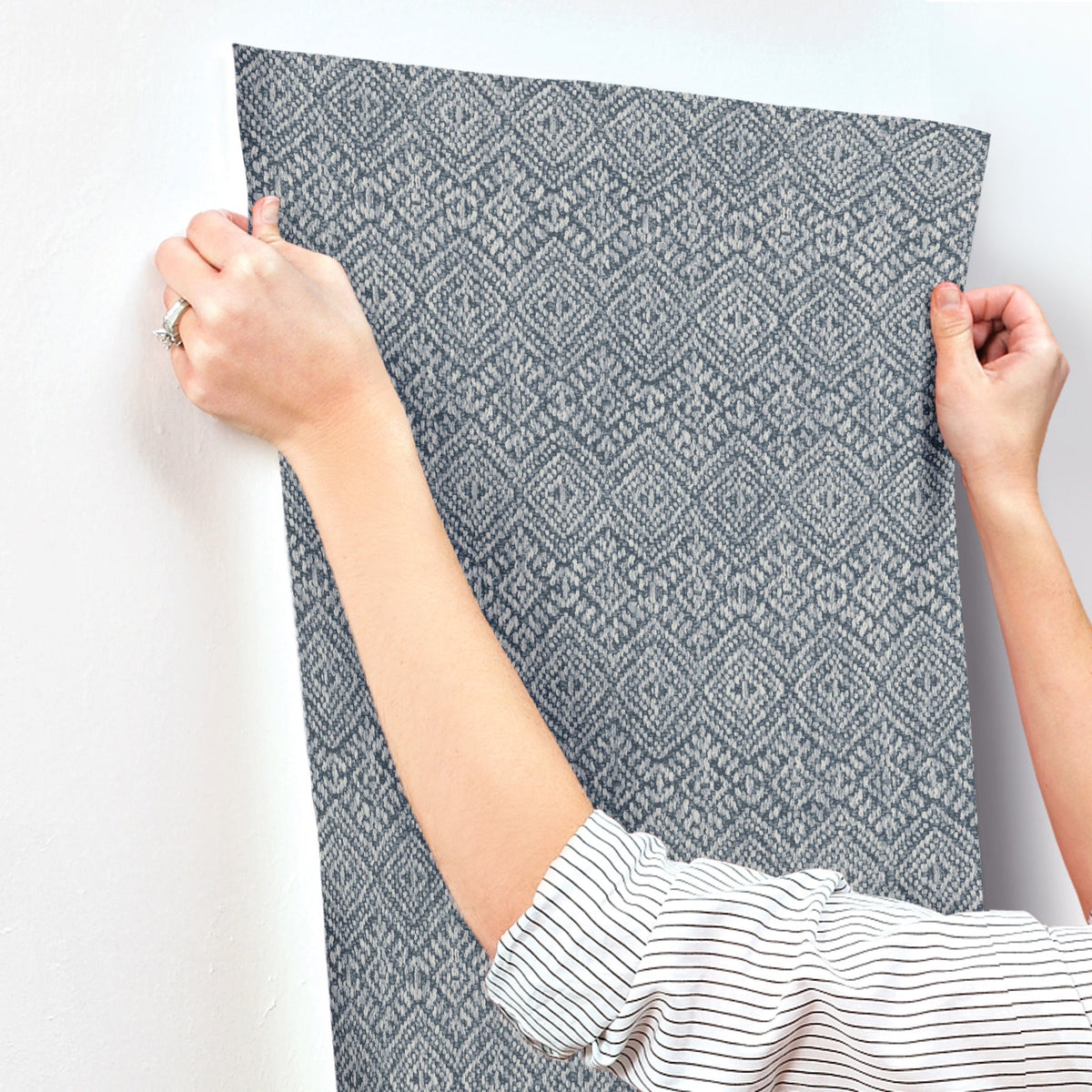 4146-27257-peel-and-stick-wallpaper-stick-application-step