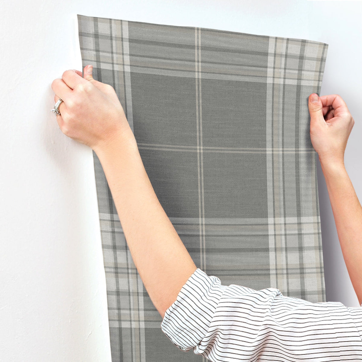 4147-27384-peel-and-stick-wallpaper-stick-application-step