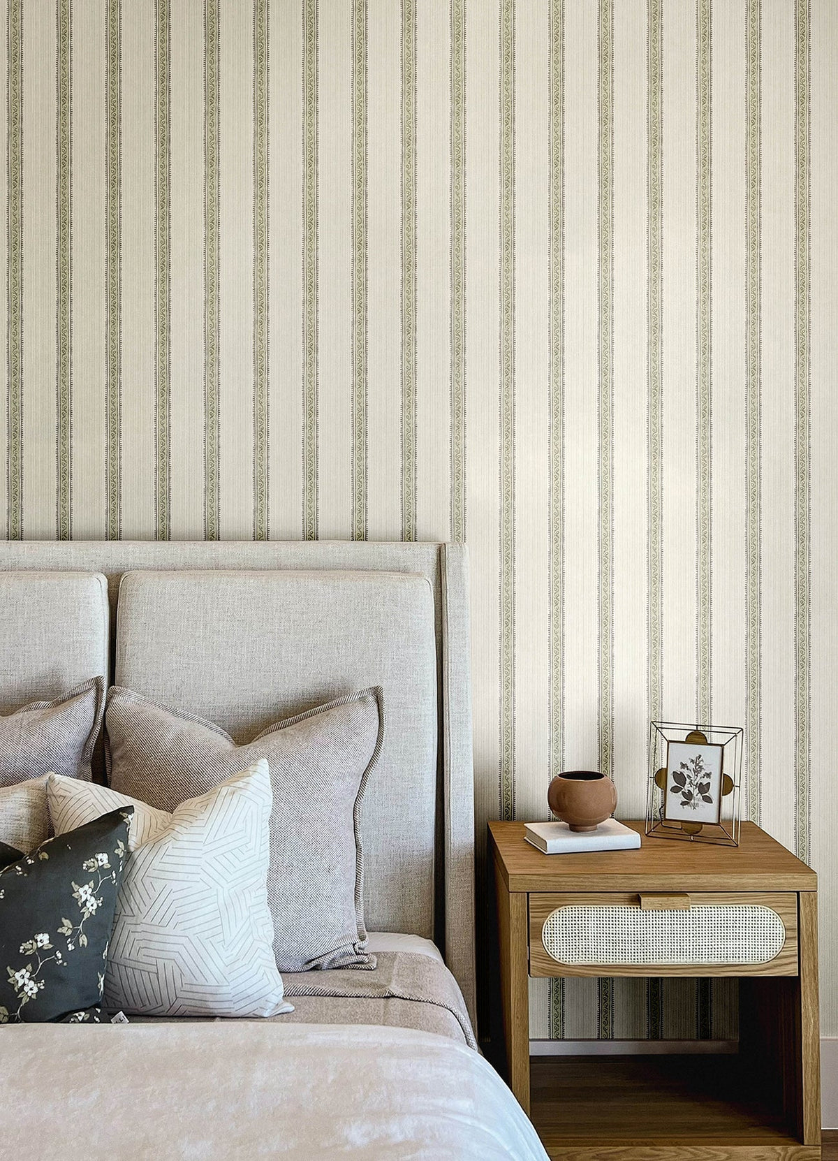 4148-27429-peel-and-stick-wallpaper-room-scene-detail-closeup