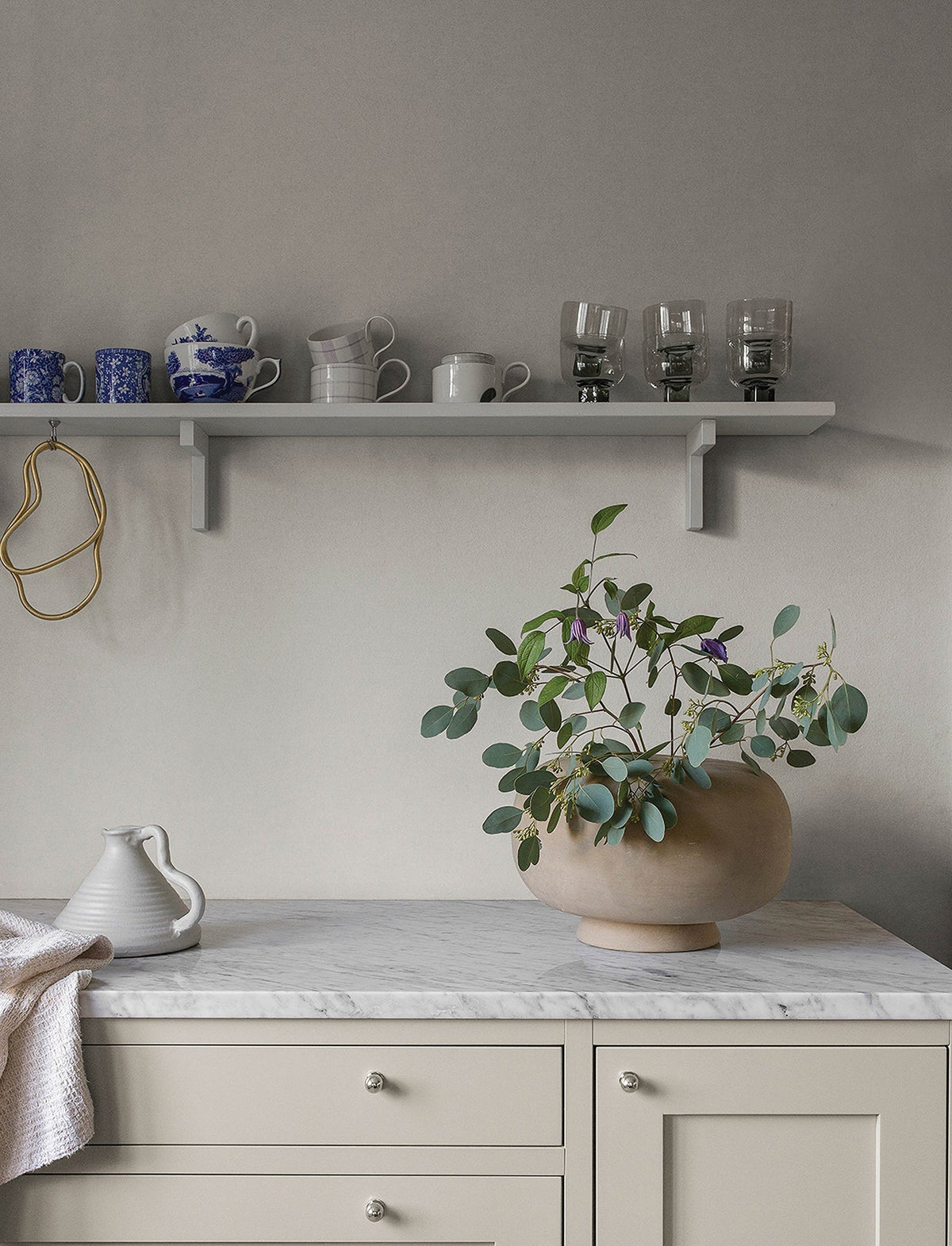 4153-77020-peel-and-stick-wallpaper-room-scene