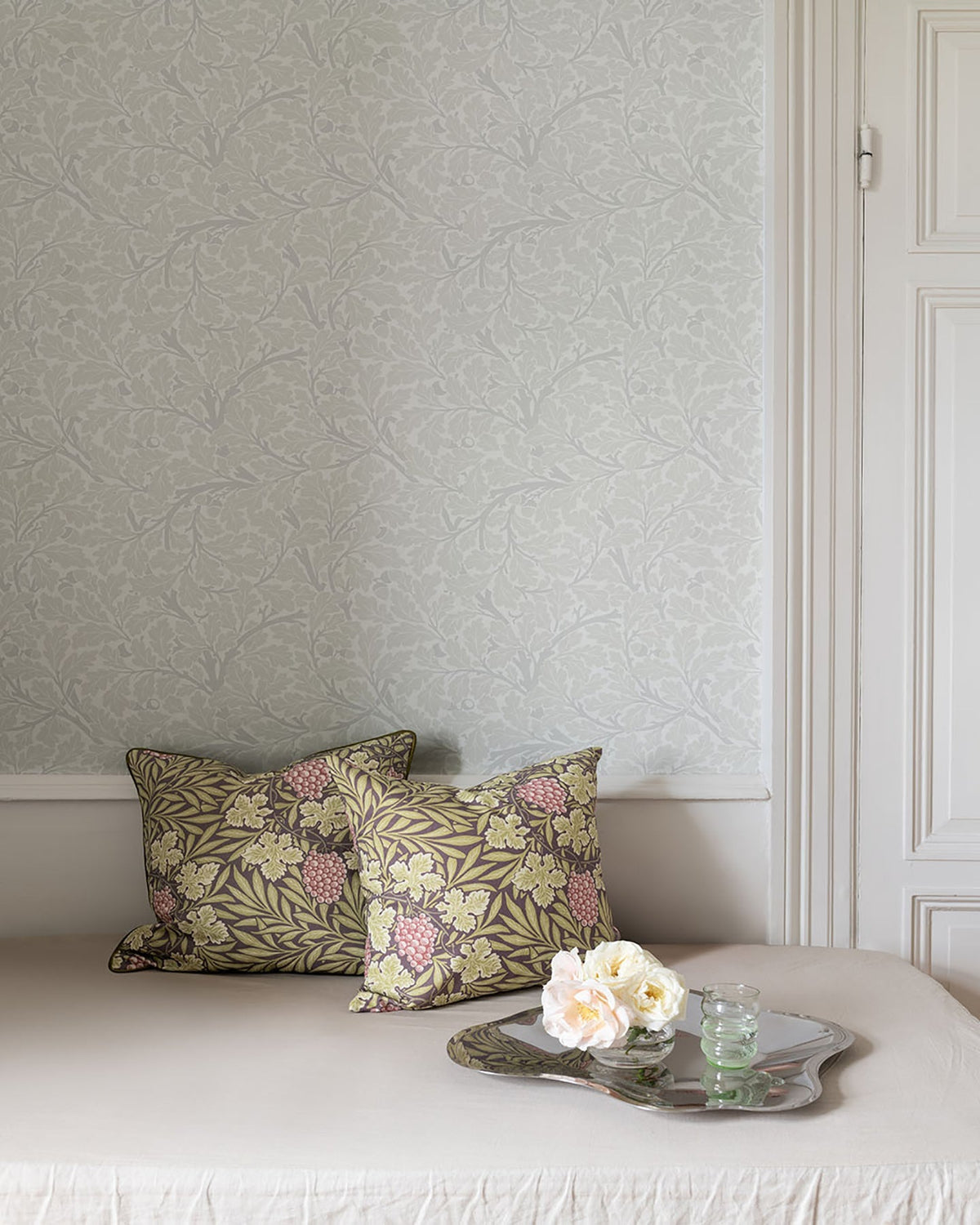 4153-82026-peel-and-stick-wallpaper-room-scene
