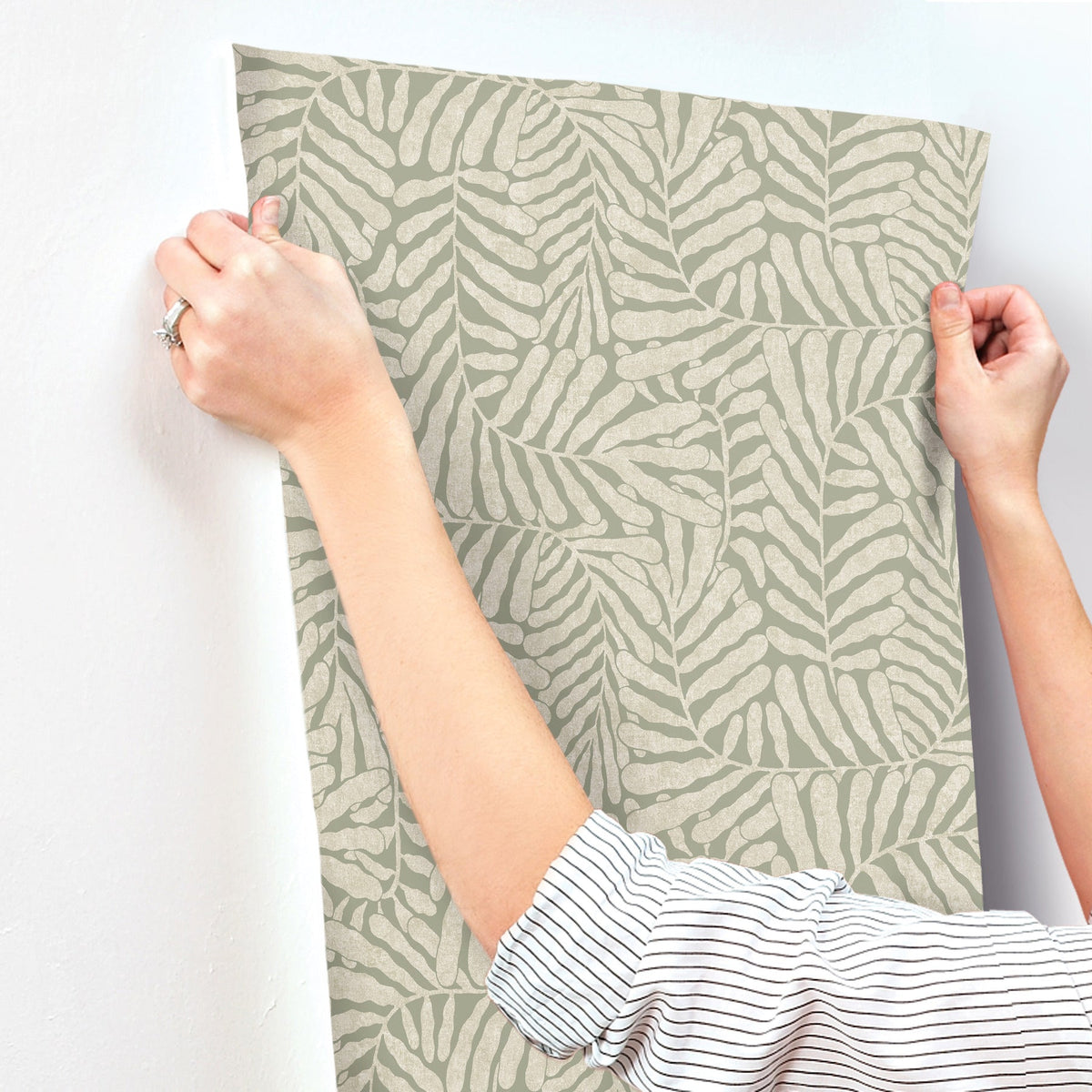 4155-27311-peel-and-stick-wallpaper-stick-application-step