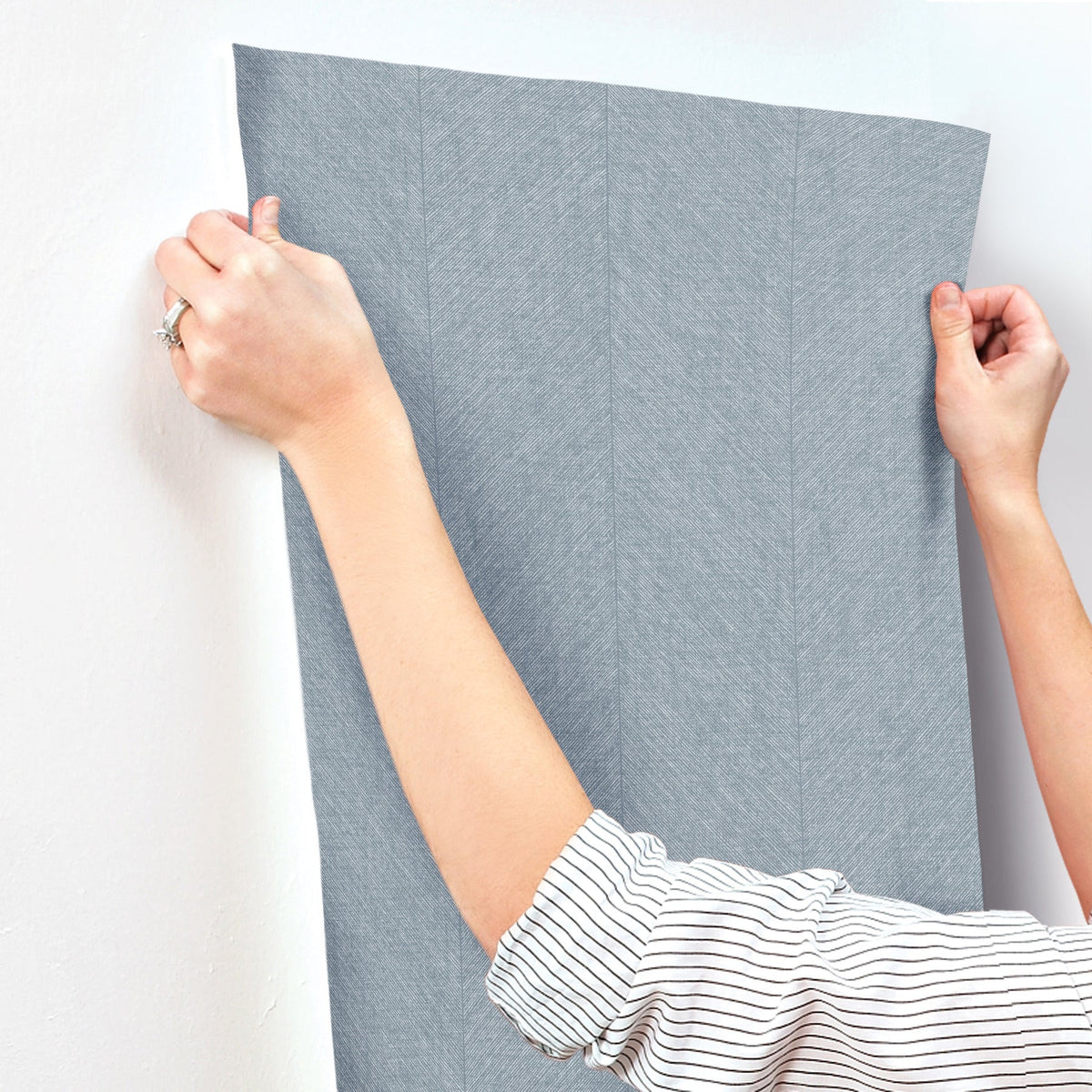 4155-27319-peel-and-stick-wallpaper-stick-application-step