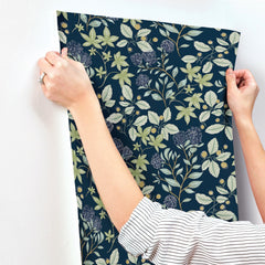 4155-72814-peel-and-stick-wallpaper-stick-application-step
