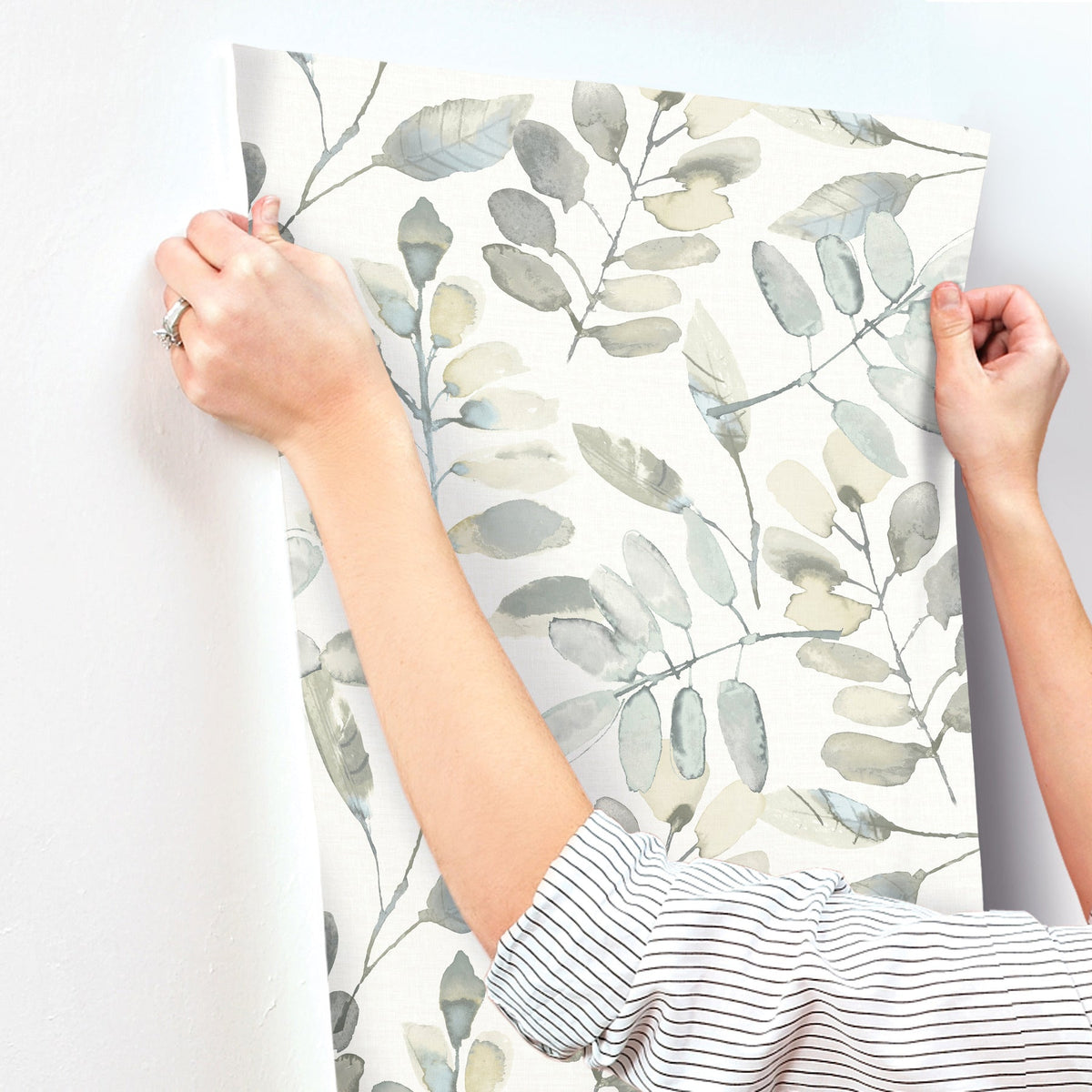 4169-13905-peel-and-stick-wallpaper-stick-application-step