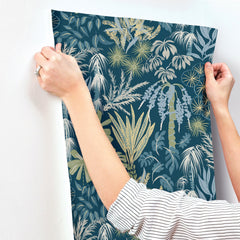 4172-27482-peel-and-stick-wallpaper-stick-application-step