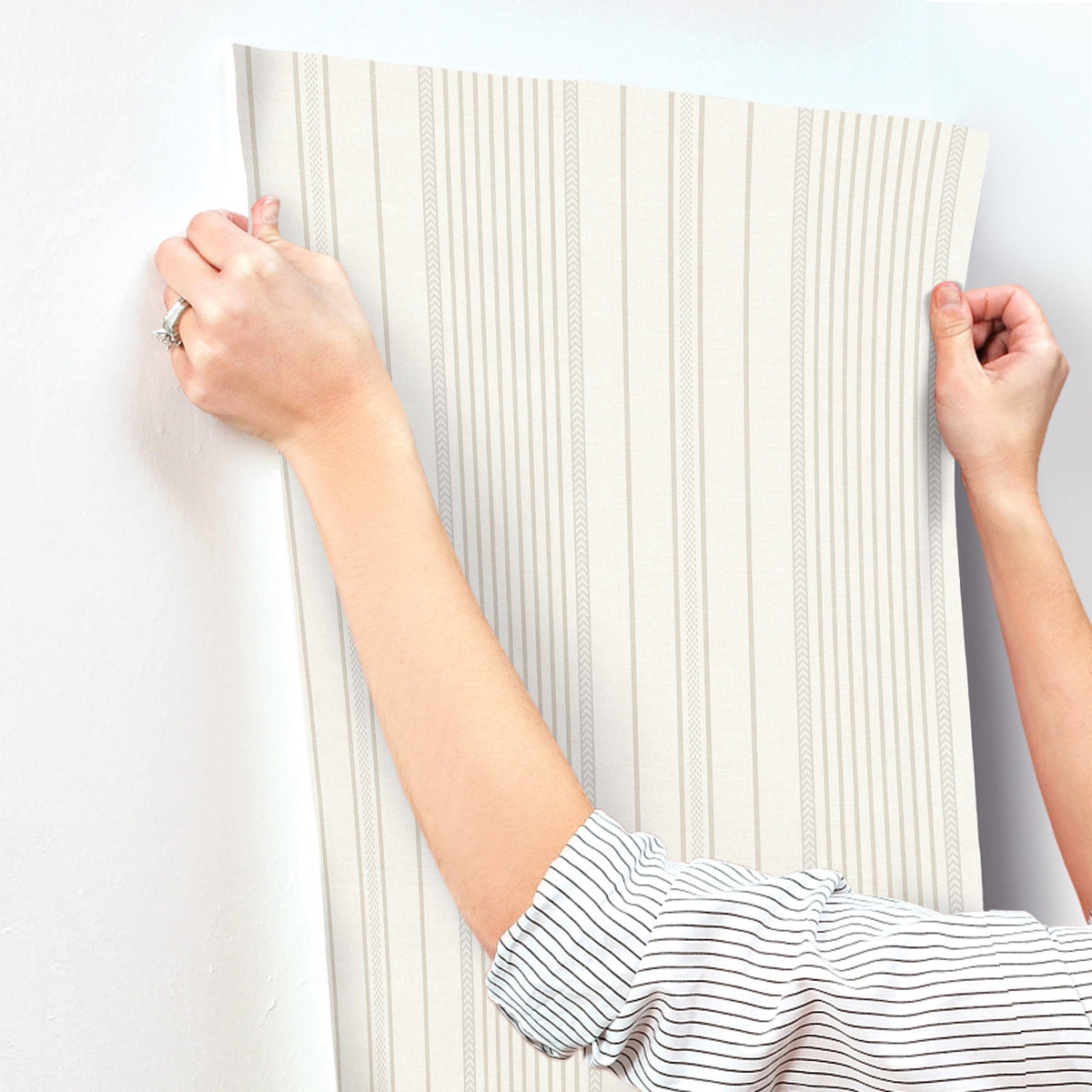 4172-27487-peel-and-stick-wallpaper-stick-application-step