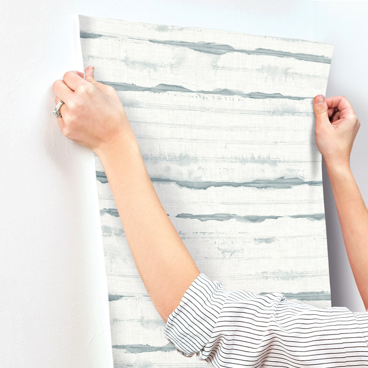 4172-27519-peel-and-stick-wallpaper-stick-application-step