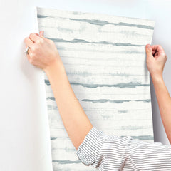 4172-27519-peel-and-stick-wallpaper-stick-application-step