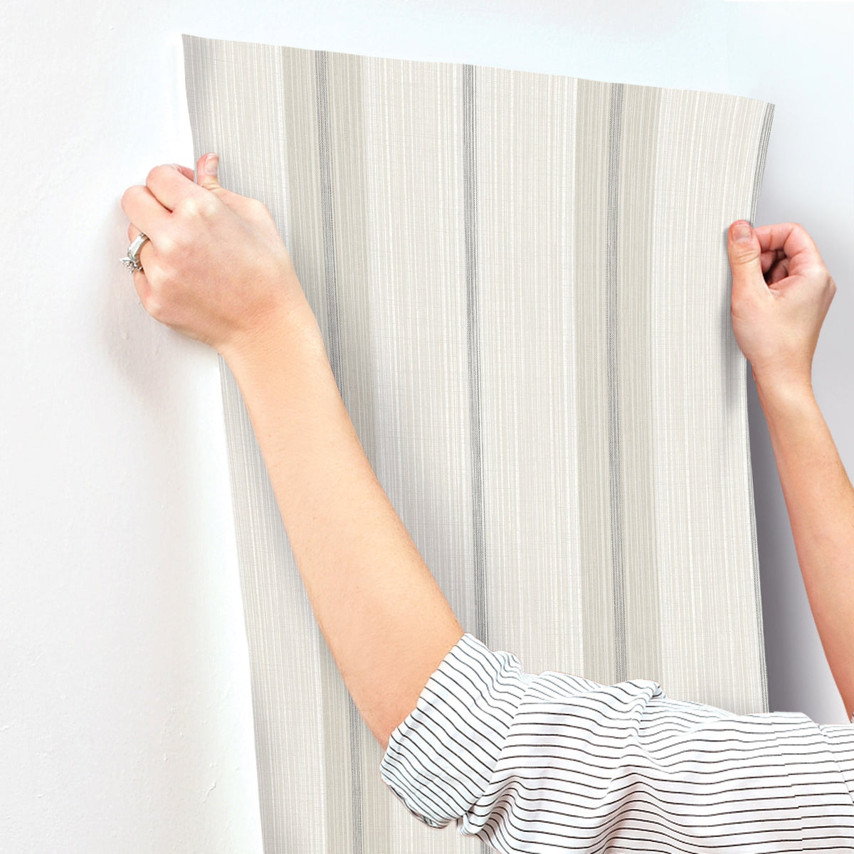 4173-27661-peel-and-stick-wallpaper-stick-application-step