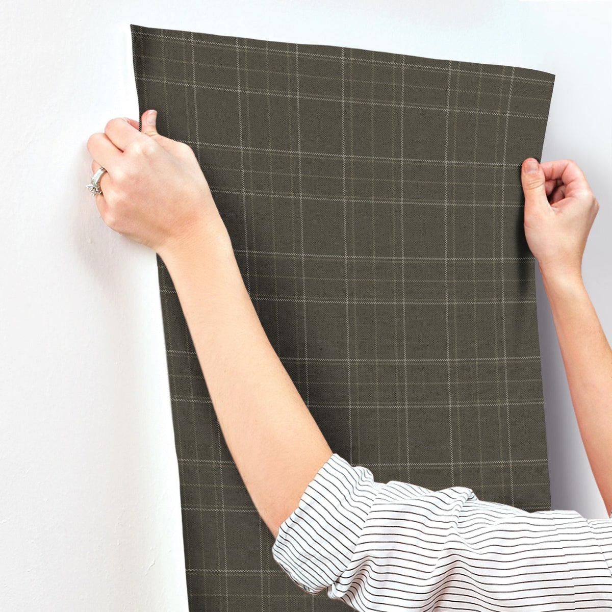 4192-83457-peel-and-stick-wallpaper-stick-application-step