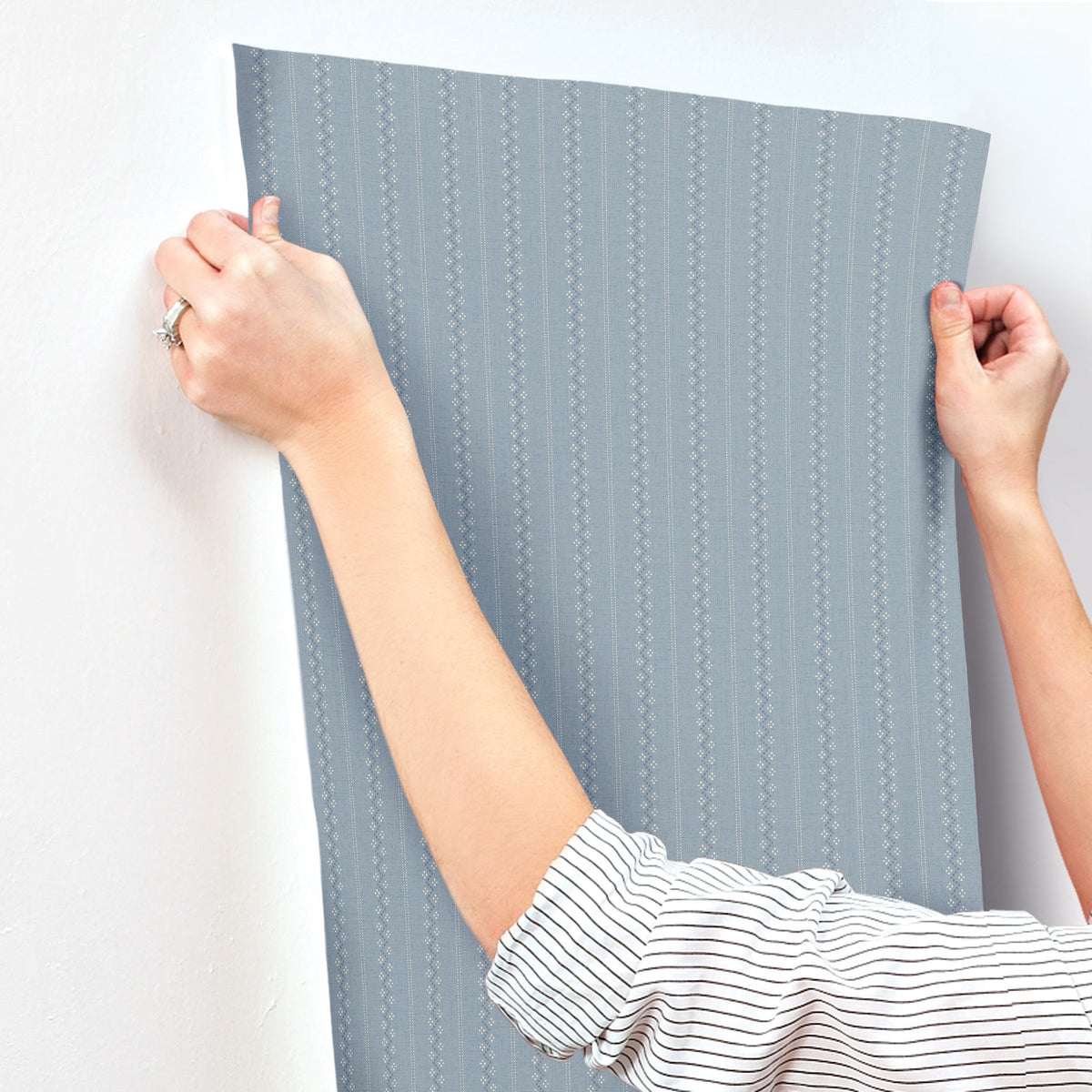 4199-27783-peel-and-stick-wallpaper-stick-application-step