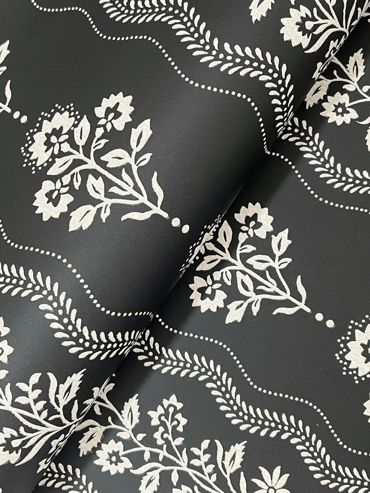4199-83724-peel-and-stick-wallpaper-detail-closeup