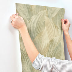 4202-571547-peel-and-stick-wallpaper-stick-application-step