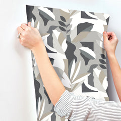 AG2003-peel-and-stick-wallpaper-stick-application-step