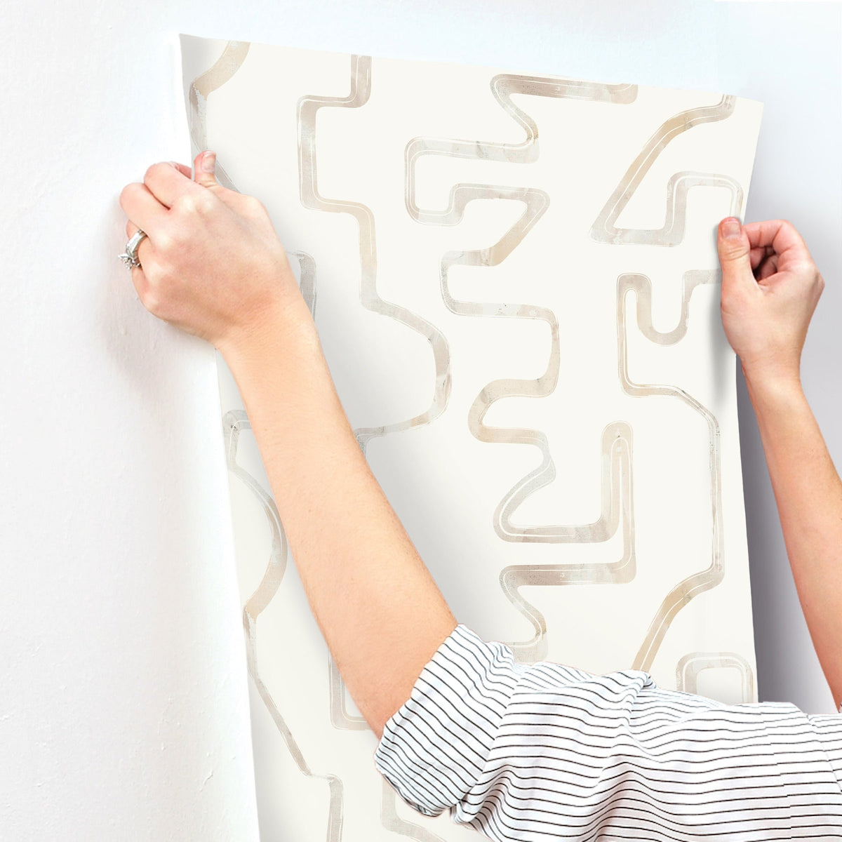 AG2052-peel-and-stick-wallpaper-stick-application-step