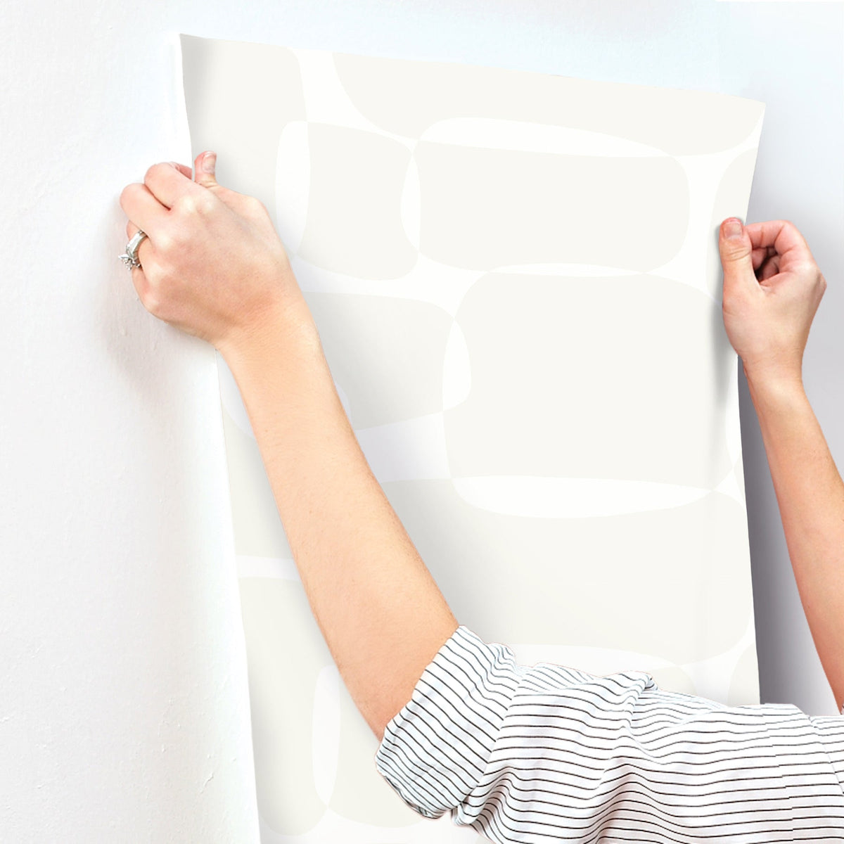 AG2072-peel-and-stick-wallpaper-stick-application-step