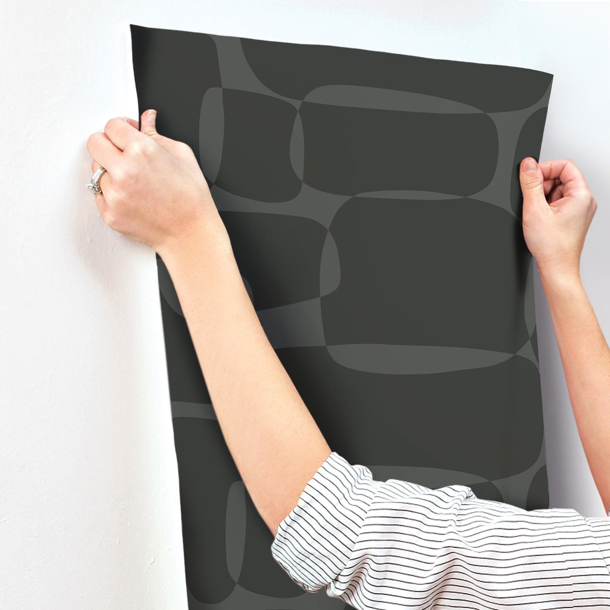 AG2073-peel-and-stick-wallpaper-stick-application-step