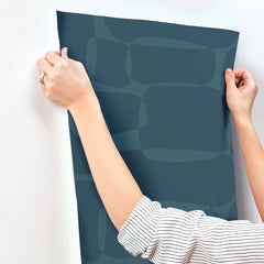 AG2075-peel-and-stick-wallpaper-stick-application-step
