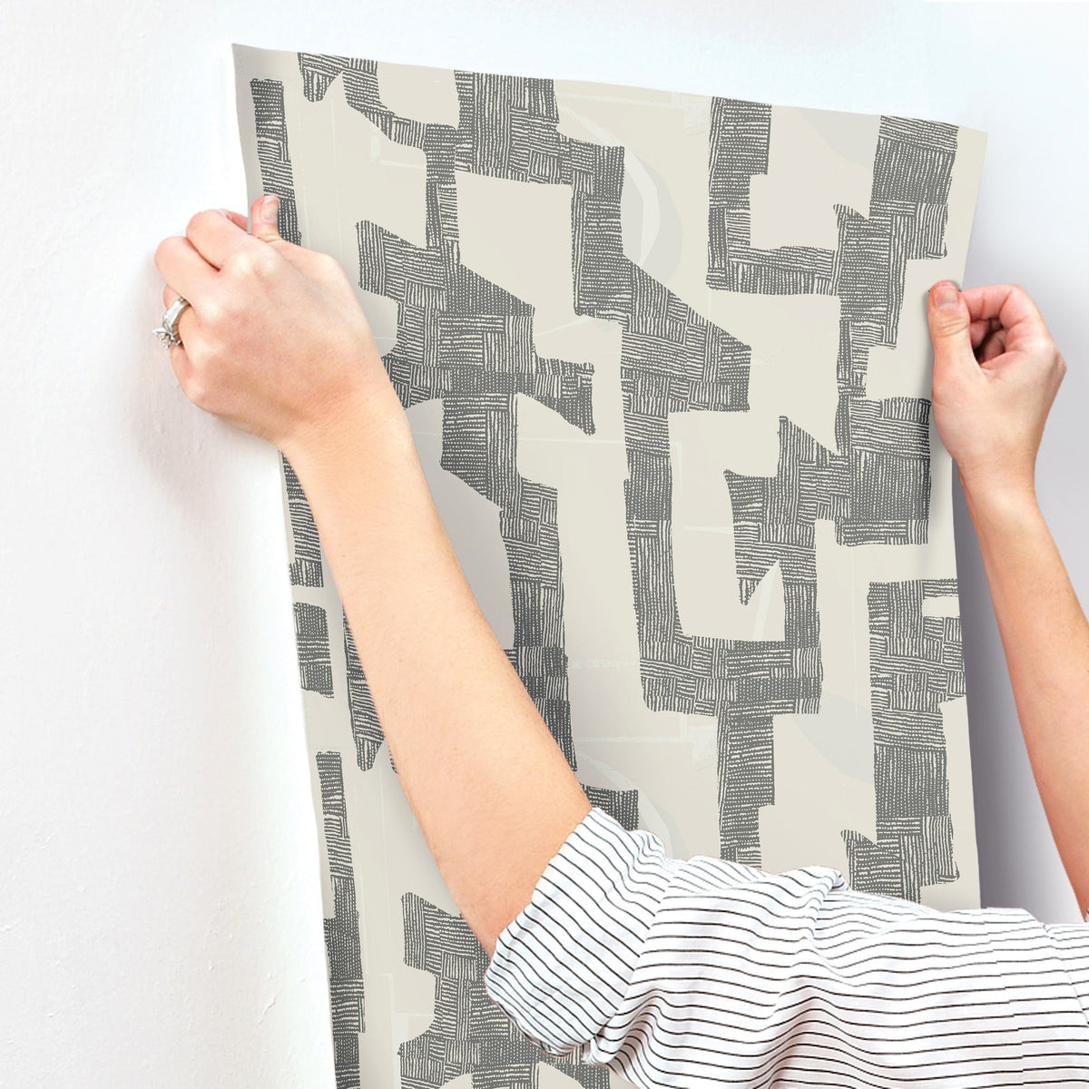 AG2101-peel-and-stick-wallpaper-stick-application-step