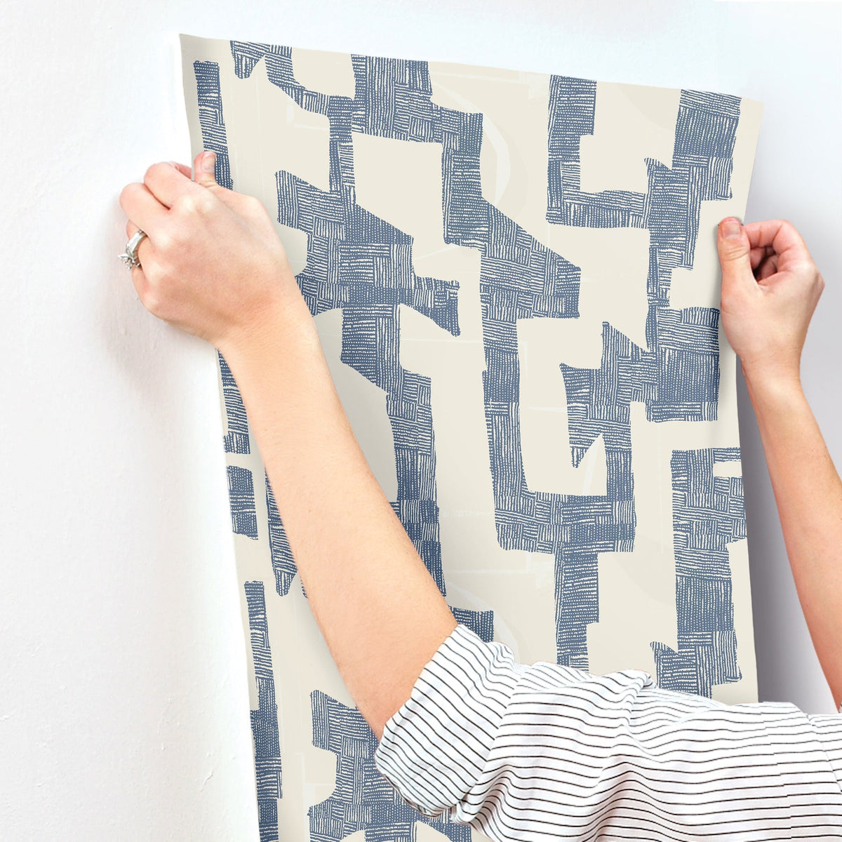 AG2104-peel-and-stick-wallpaper-stick-application-step