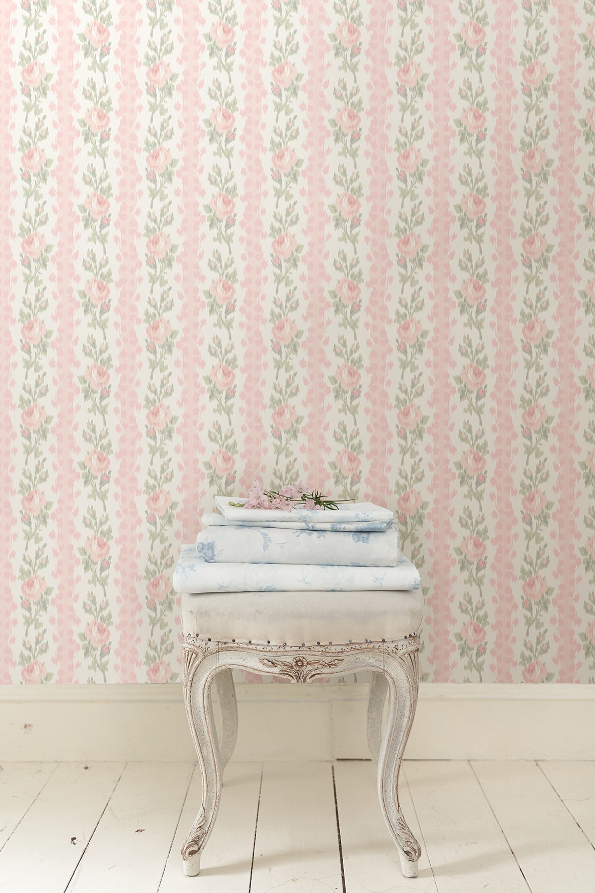 AST4105-peel-and-stick-wallpaper-room-scene