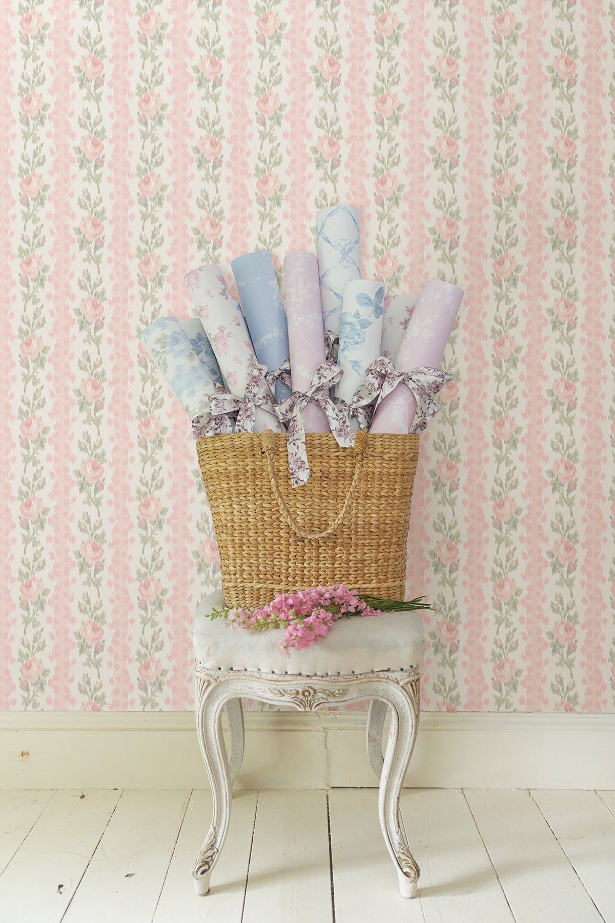 AST4105-peel-and-stick-wallpaper-room-scene-detail-closeup