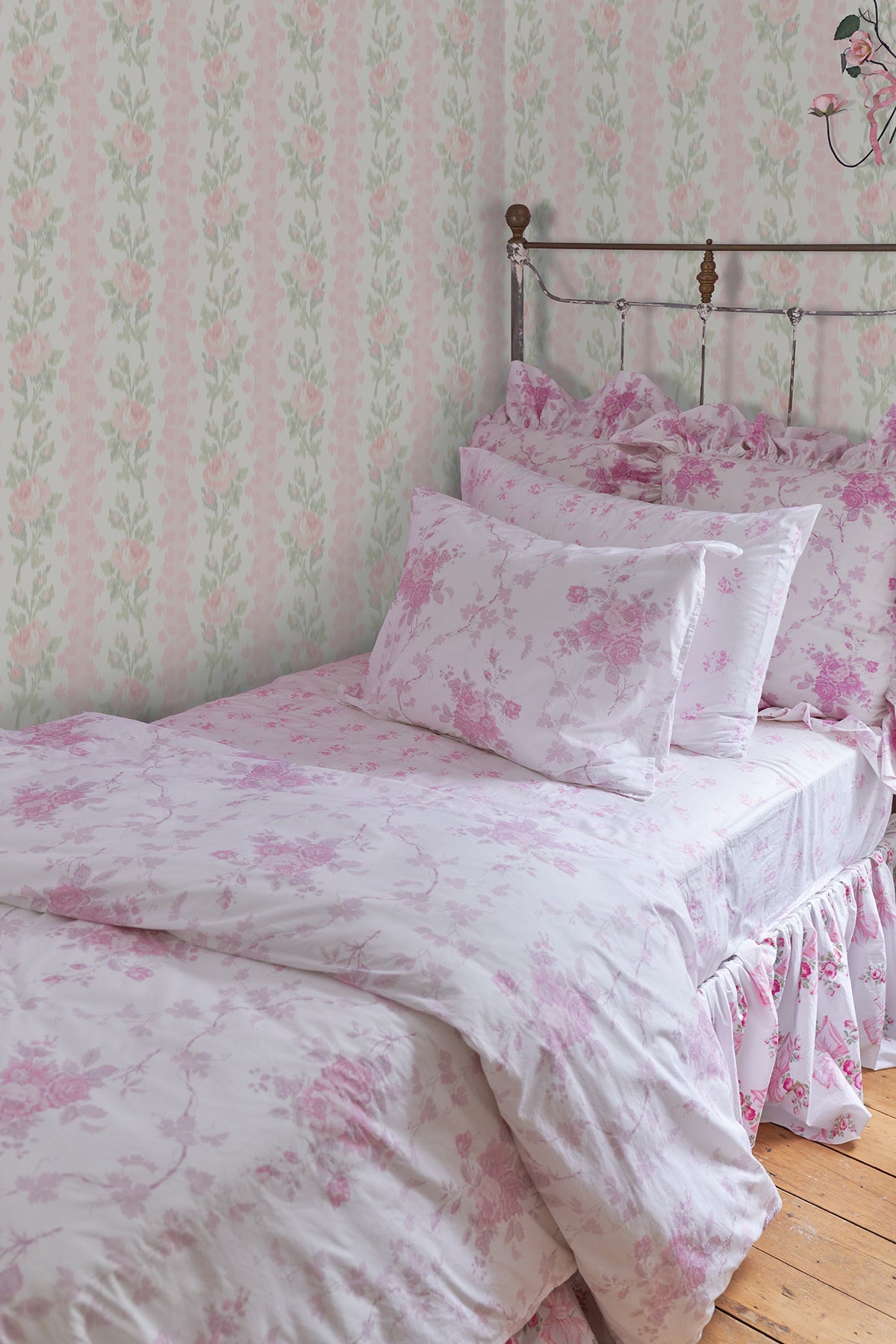 AST4105-peel-and-stick-wallpaper-room-scene-additional-view