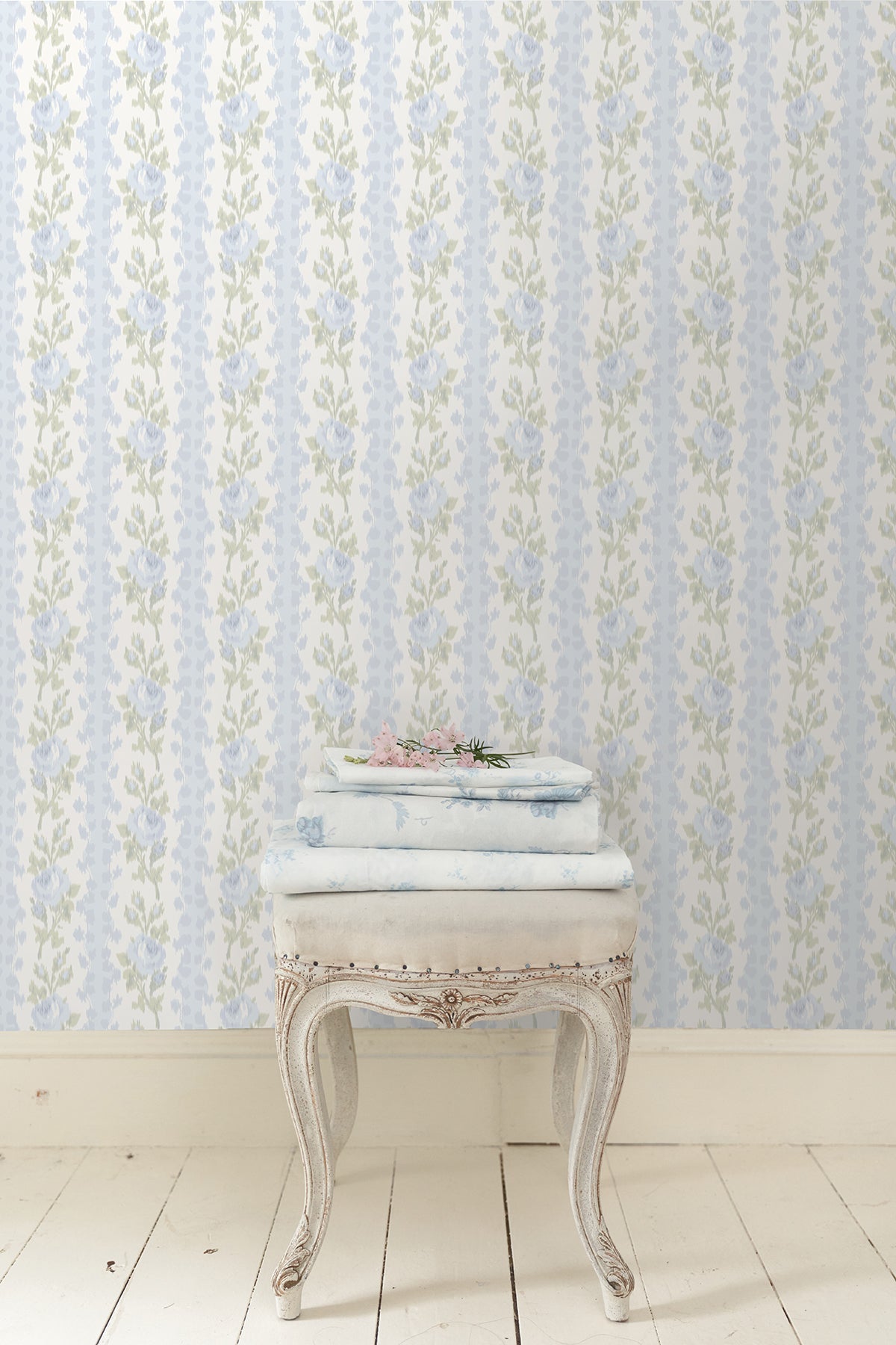 AST4171-peel-and-stick-wallpaper-room-scene