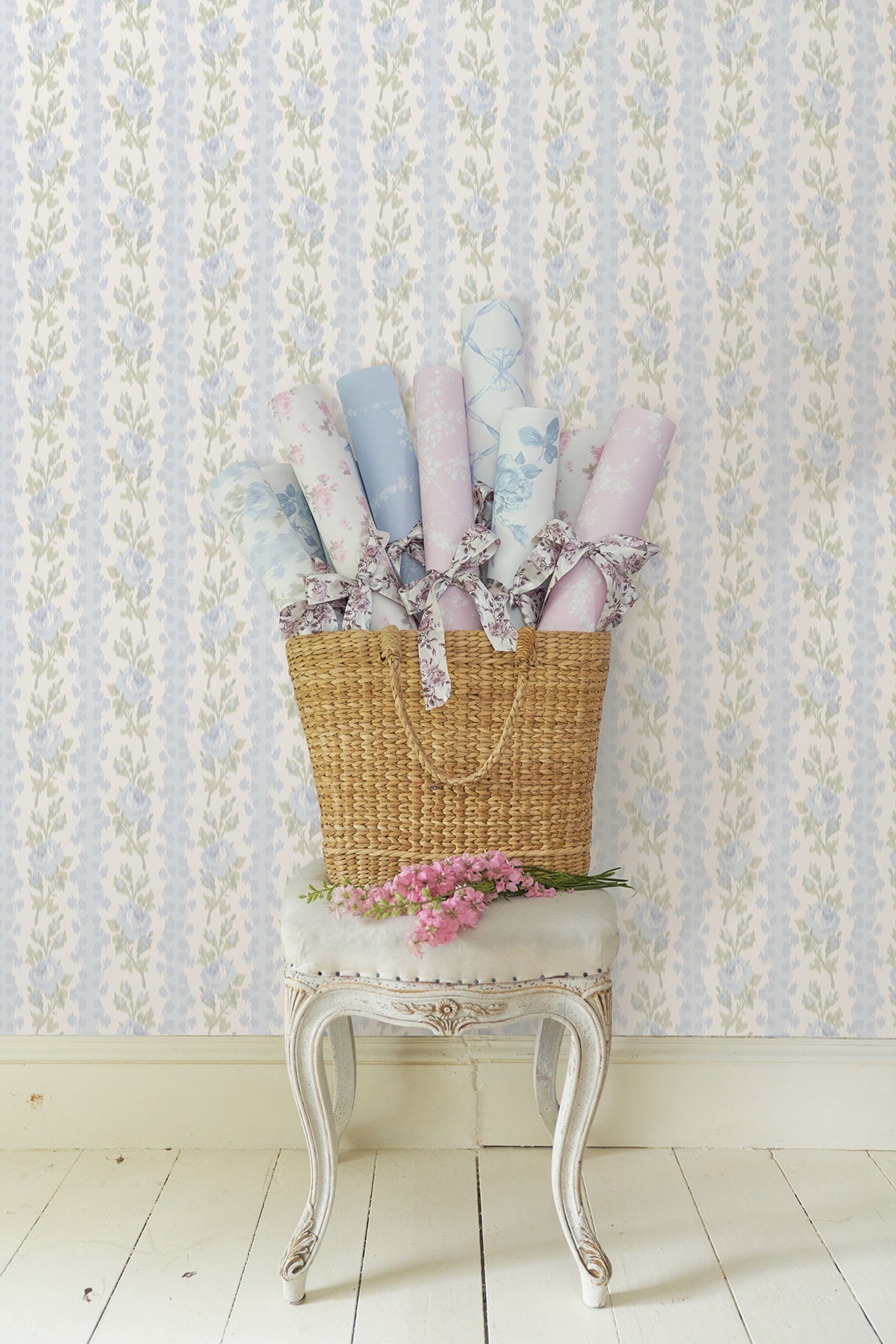 AST4171-peel-and-stick-wallpaper-room-scene-detail-closeup