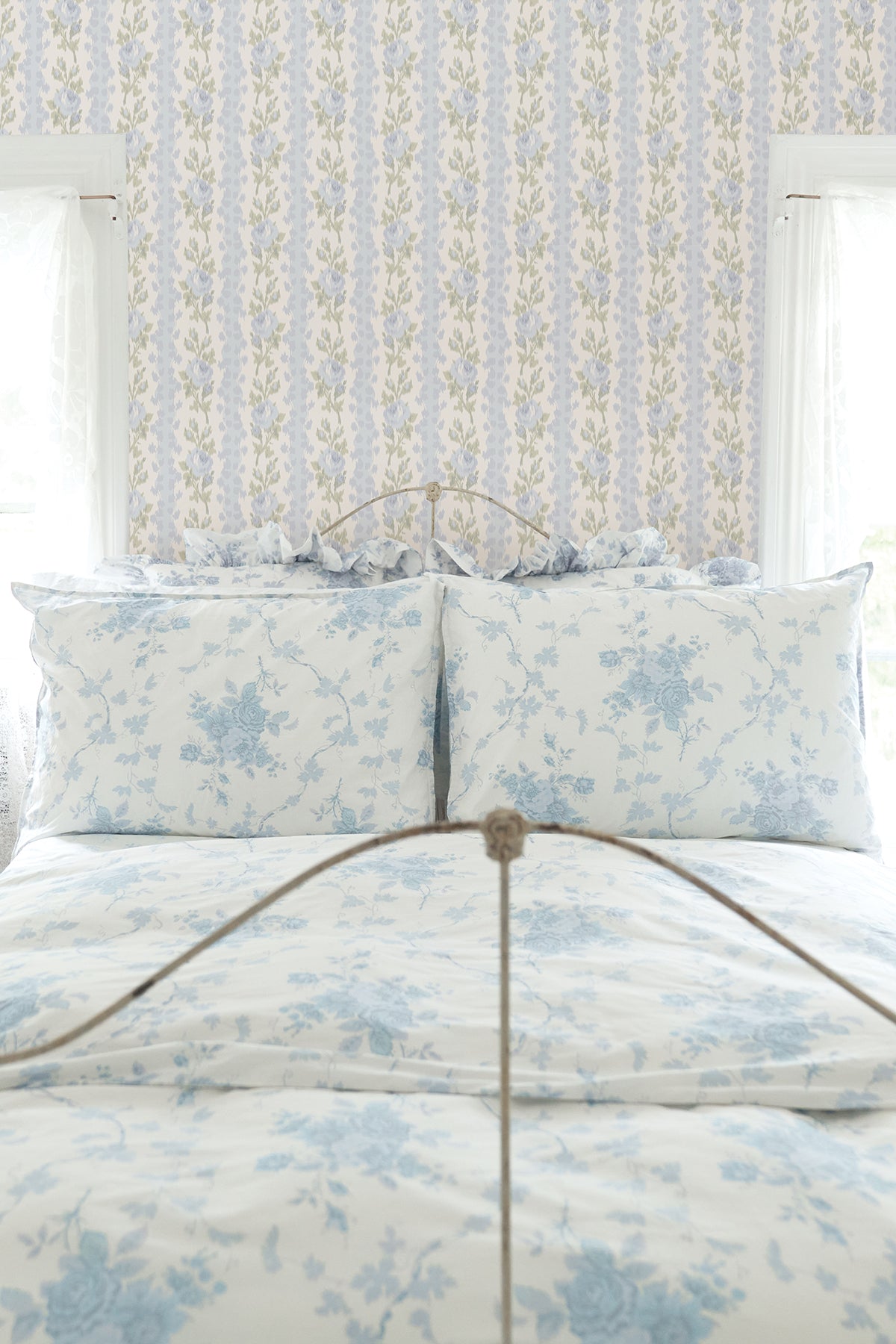 AST4171-peel-and-stick-wallpaper-room-scene-additional-view