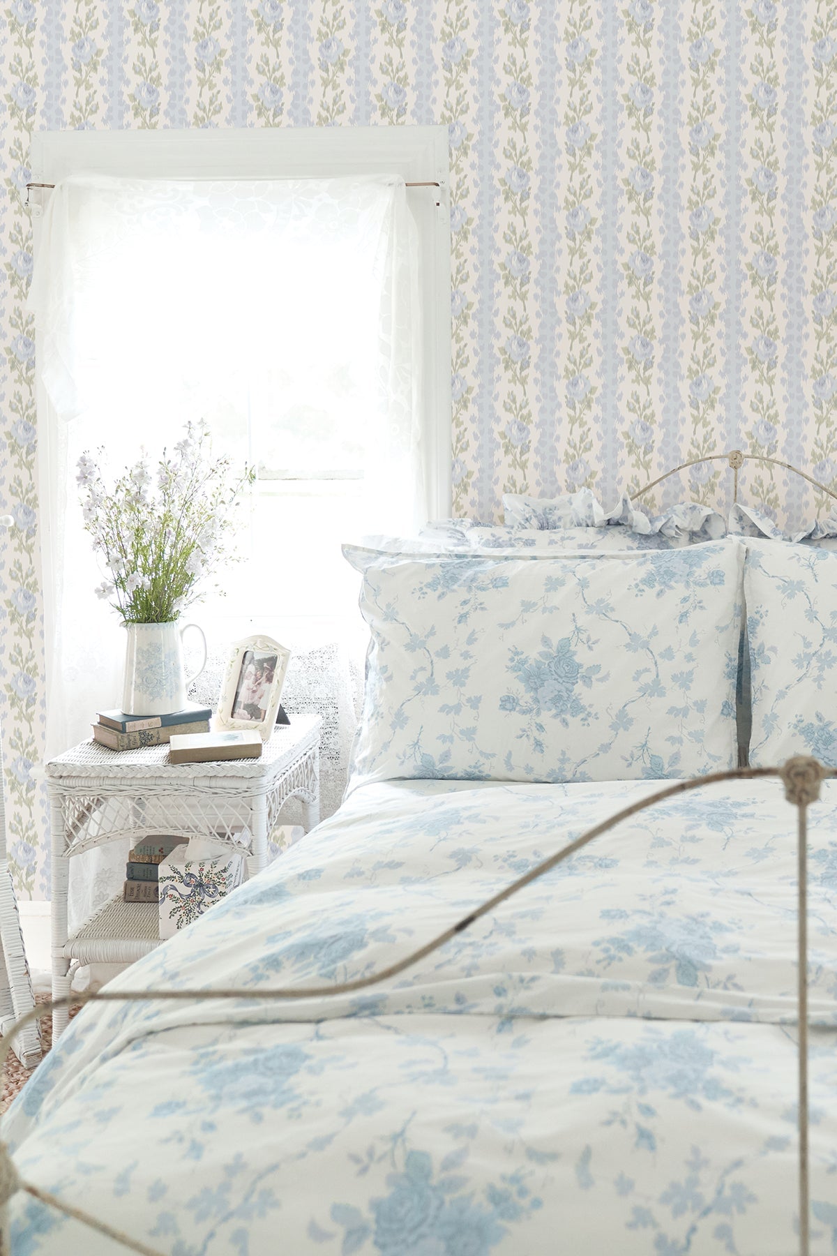 AST4171-peel-and-stick-wallpaper-room-scene-4