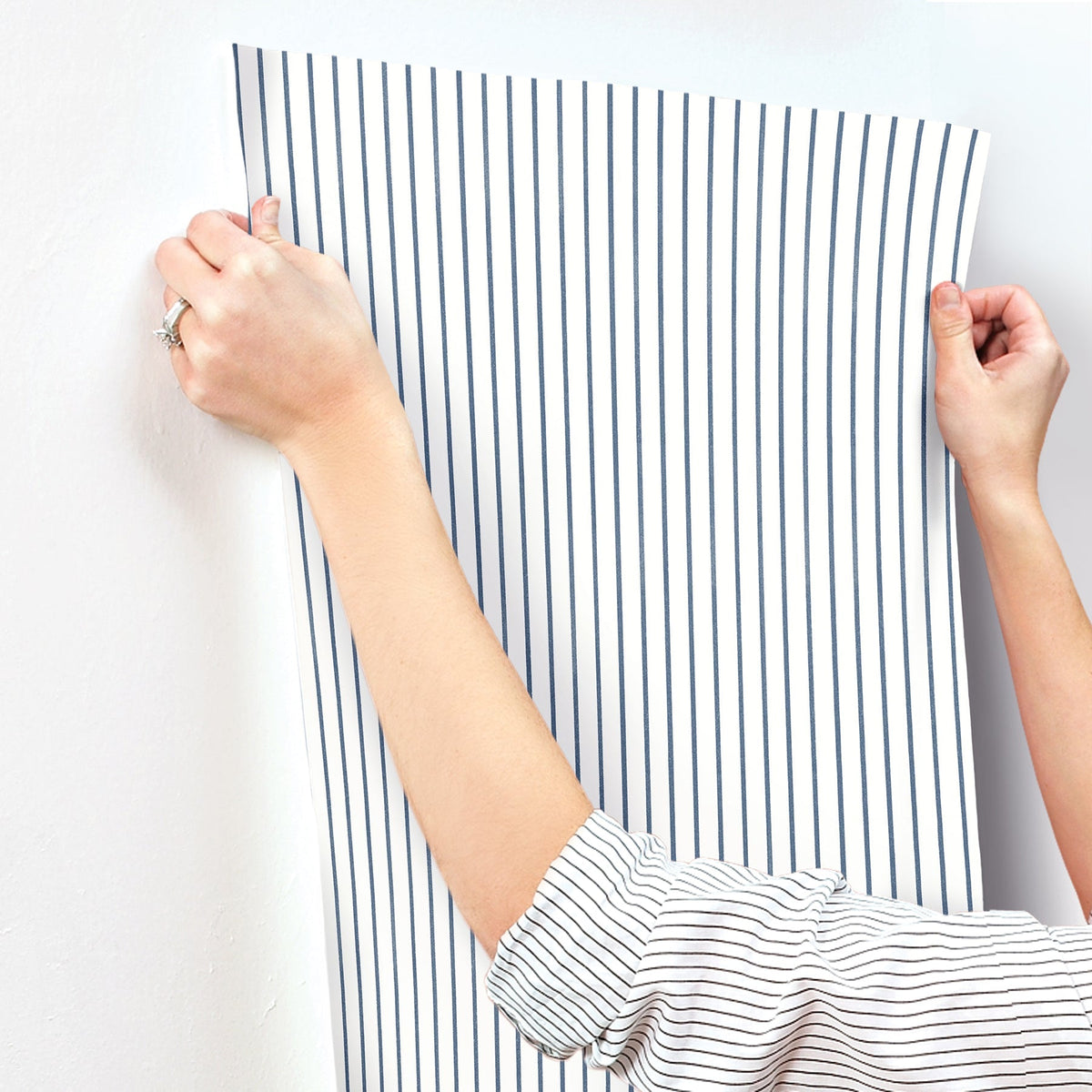AST4971-peel-and-stick-wallpaper-stick-application-step