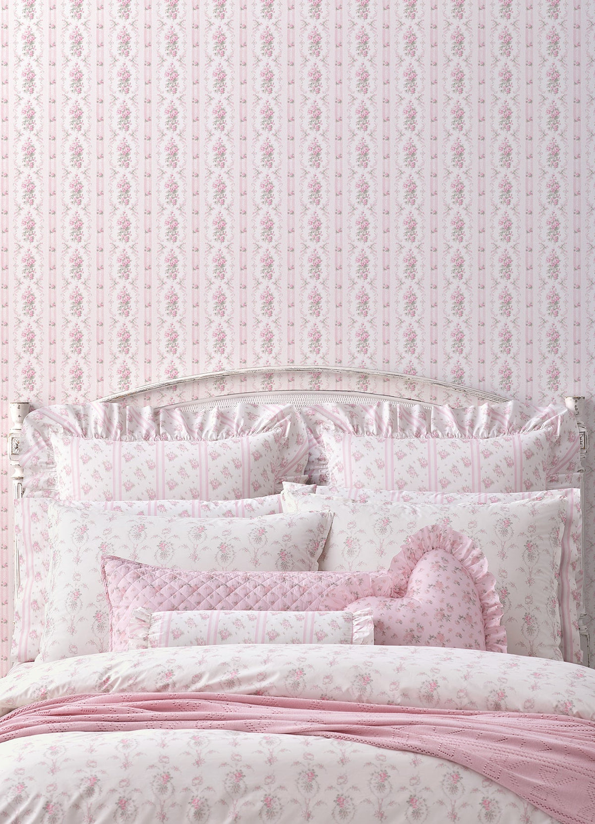 AST6086-peel-and-stick-wallpaper-room-scene
