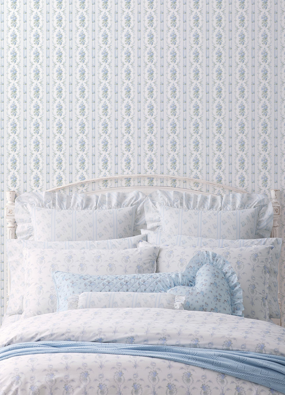 AST6087-peel-and-stick-wallpaper-room-scene