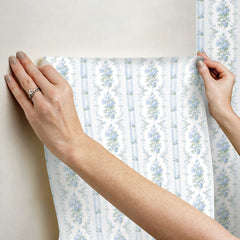 AST6087-peel-and-stick-wallpaper-stick-application-step