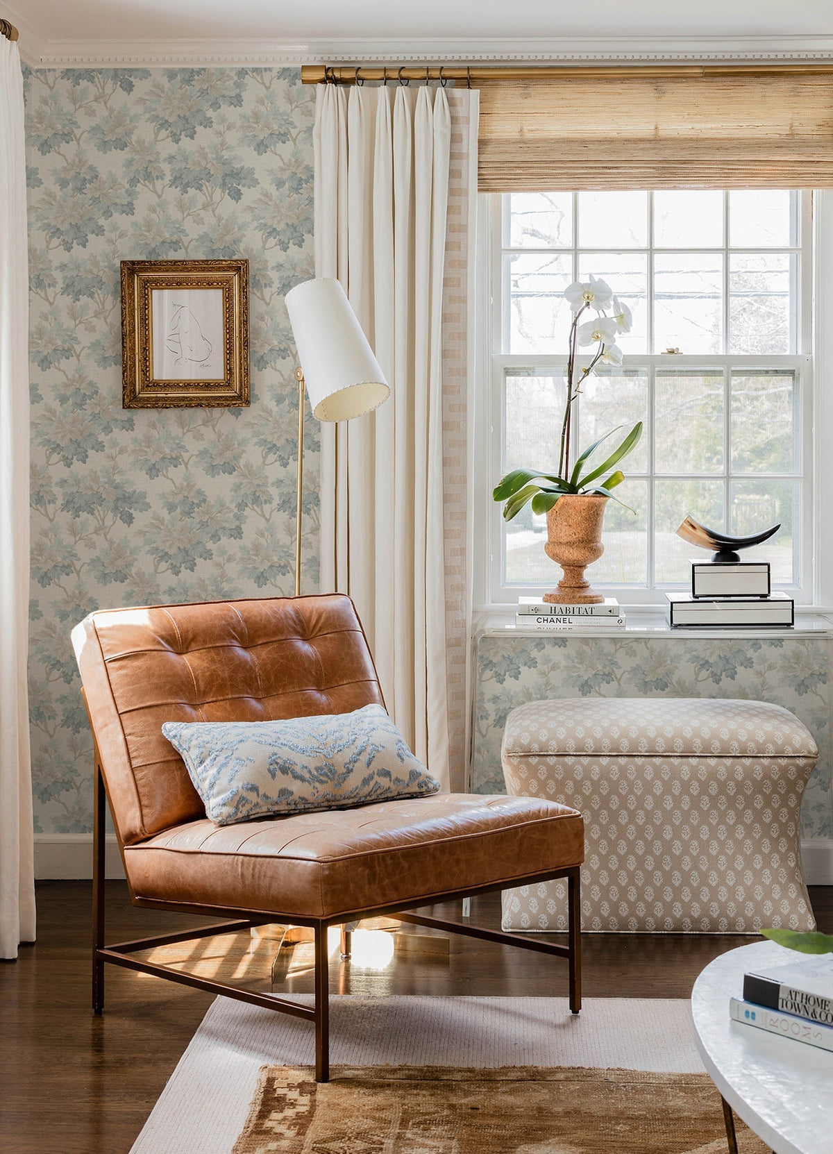 AST6354-peel-and-stick-wallpaper-room-scene